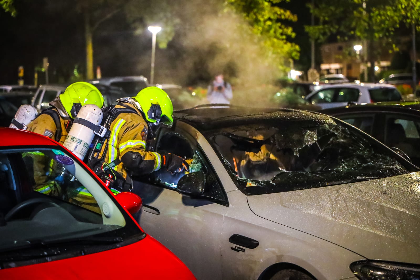 Flinke rookontwikkeling bij brand personenauto aan Melanchtonweg in Rotterdam – foto 3