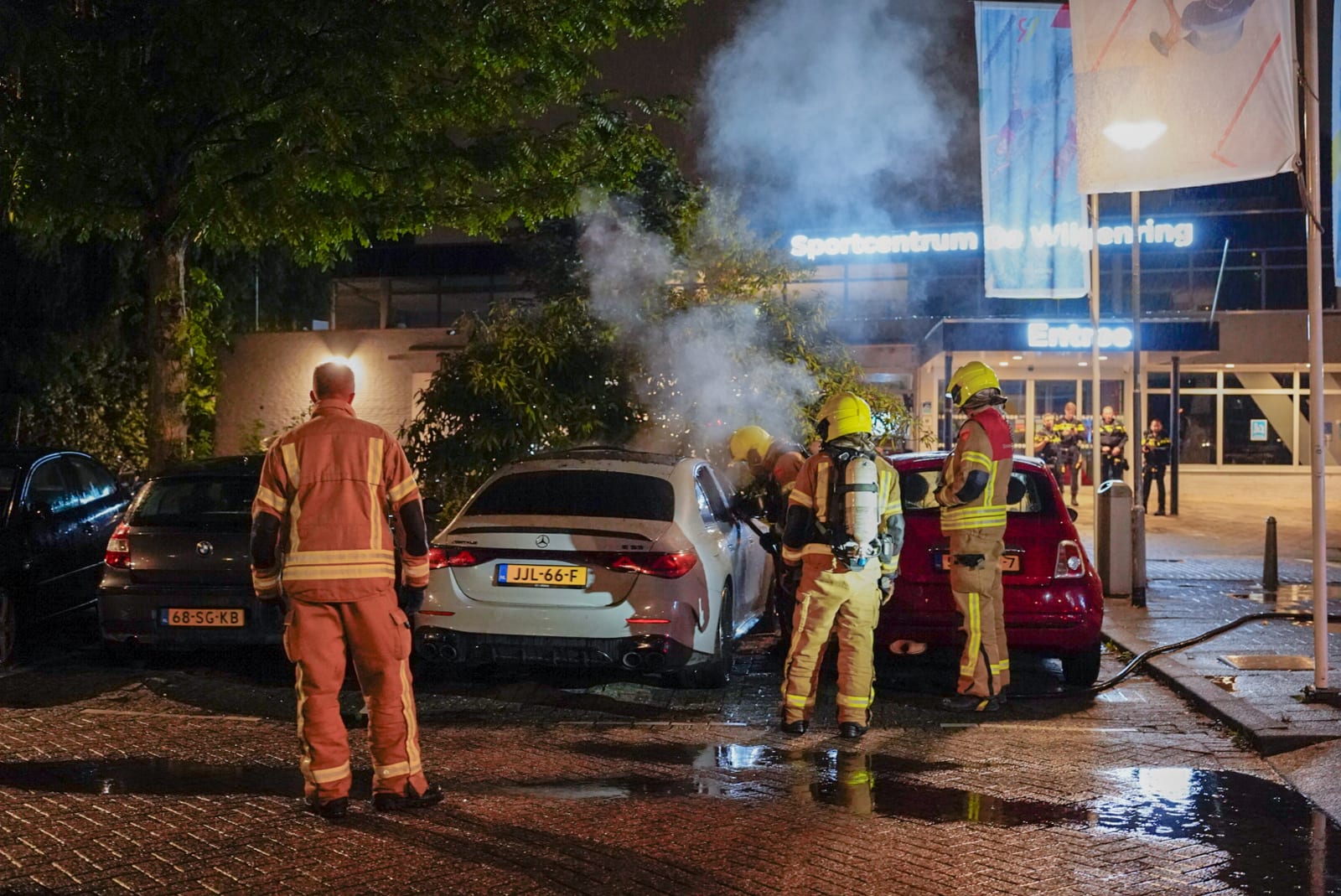 Flinke rookontwikkeling bij brand personenauto aan Melanchtonweg in Rotterdam – foto 1