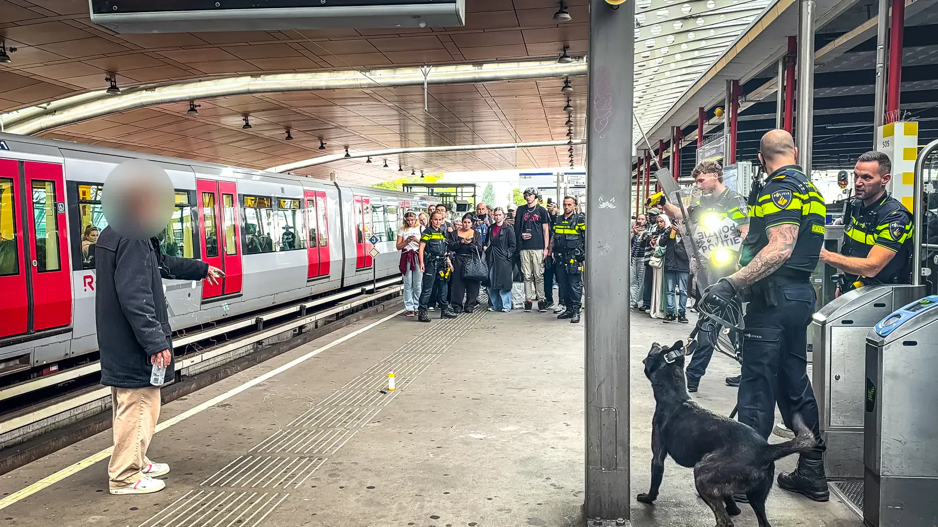 Ondanks dat de verdachte twee keer werd getaserd, bleef hij rechtop staan.
