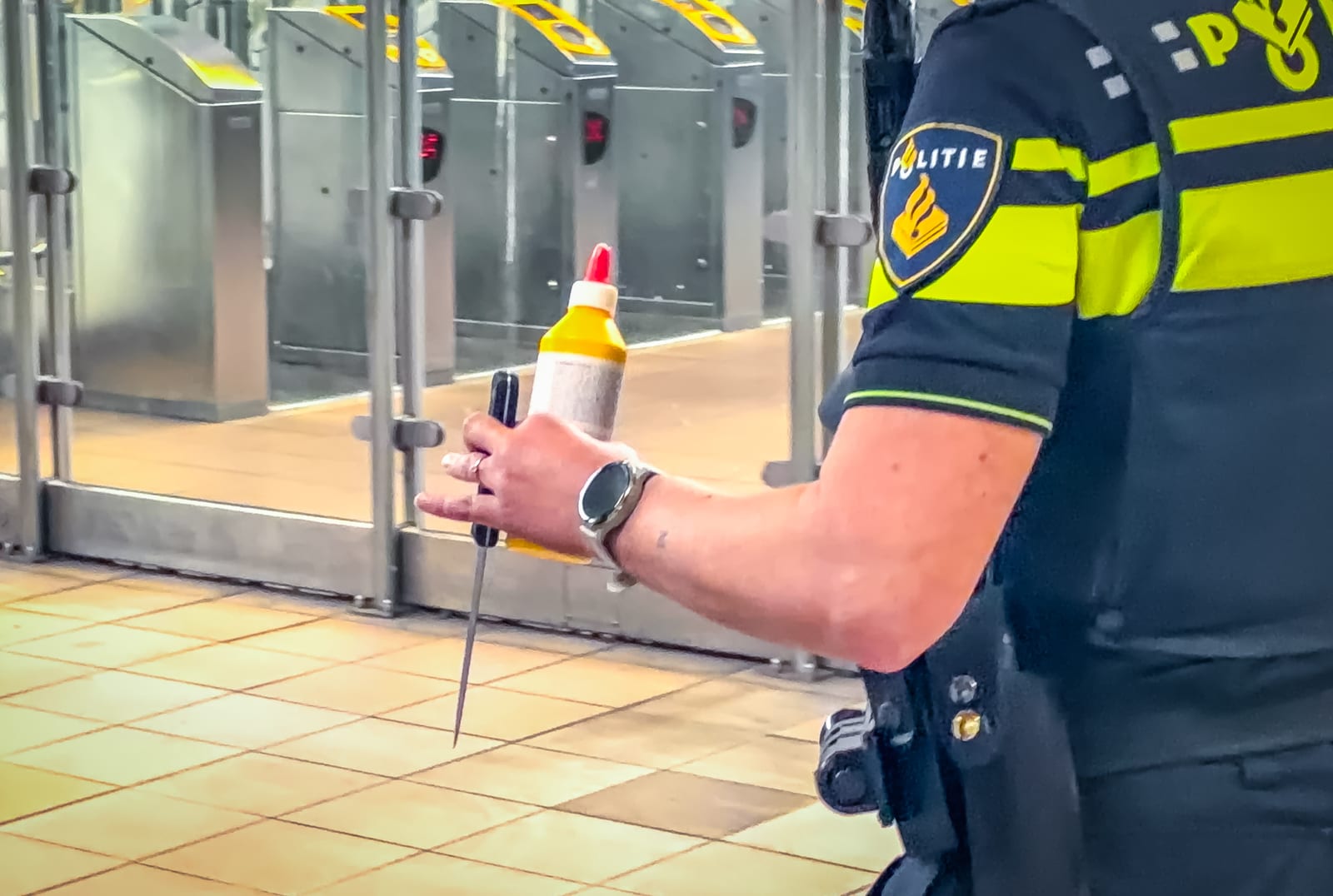 De Politie heeft het mes in beslag genomen