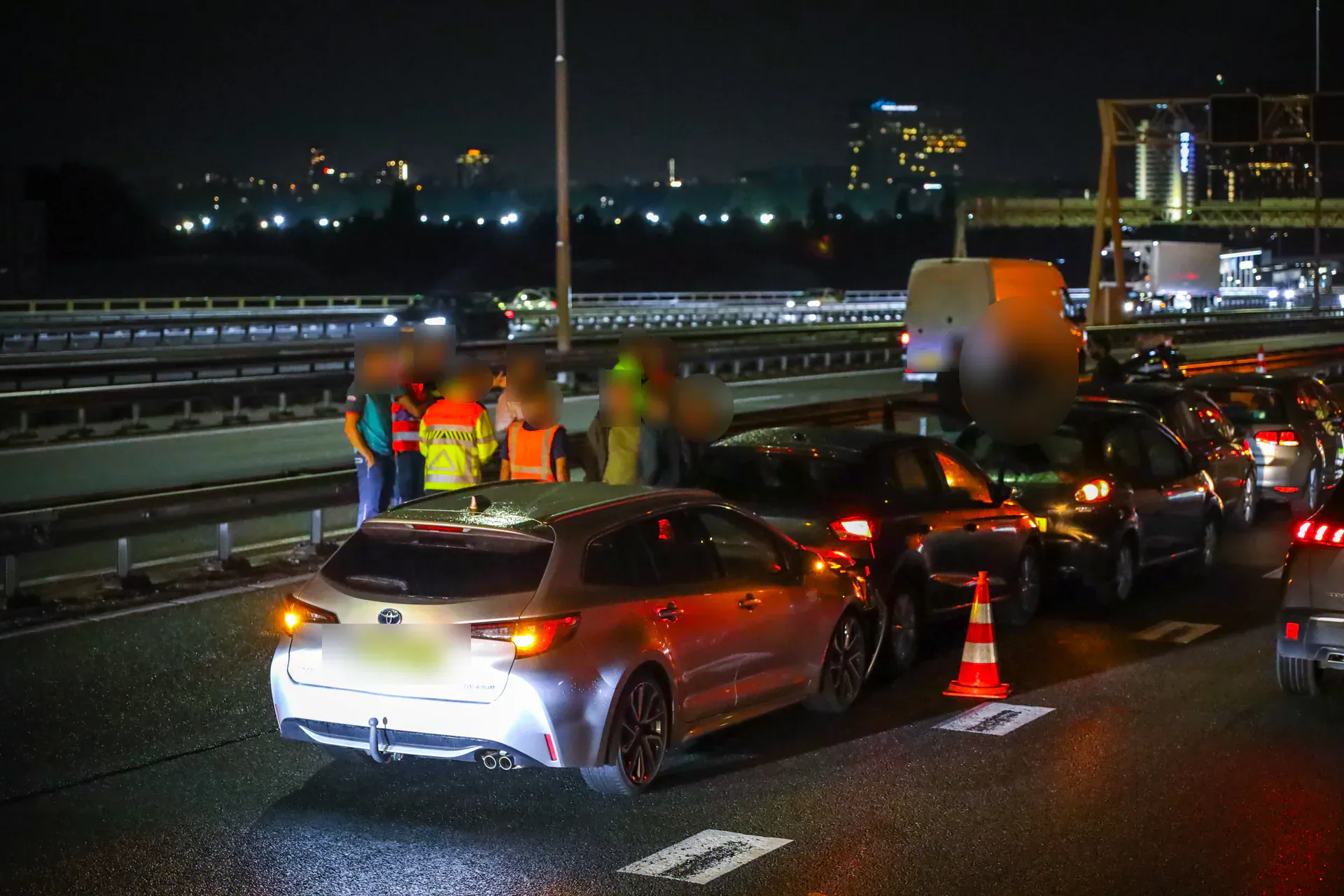 Kettingbotsing op Brienenoordbrug A16 in Rotterdam met vijf voertuigen – foto 3