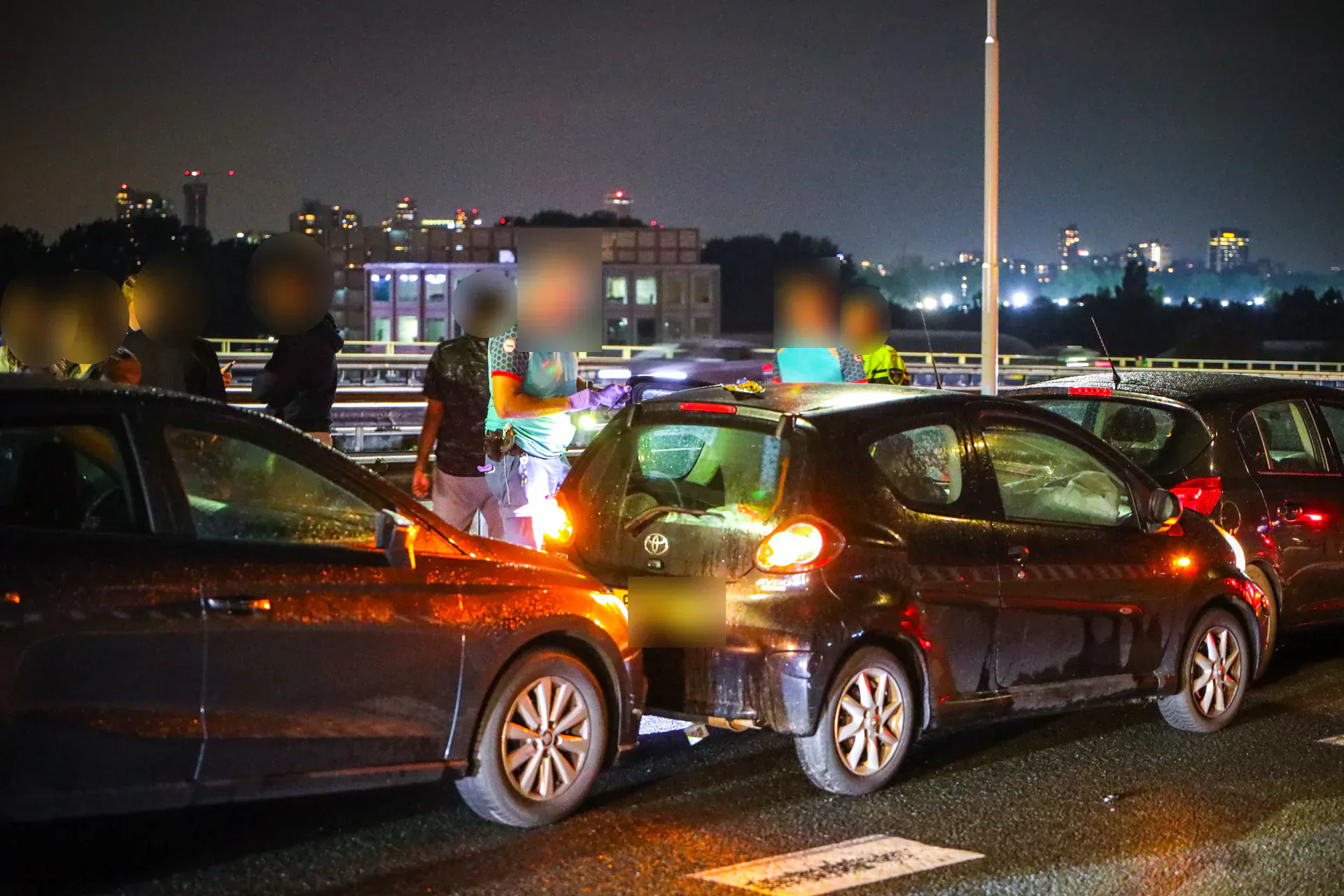 Kettingbotsing op Brienenoordbrug A16 in Rotterdam met vijf voertuigen – foto 8