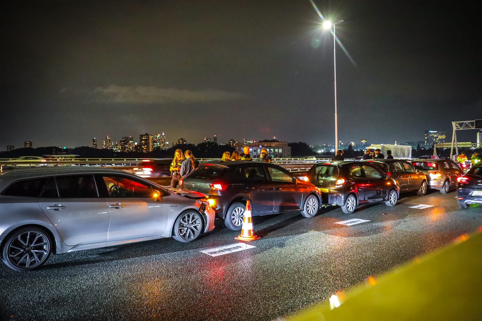 Kettingbotsing op Brienenoordbrug A16 in Rotterdam met vijf voertuigen – foto 13