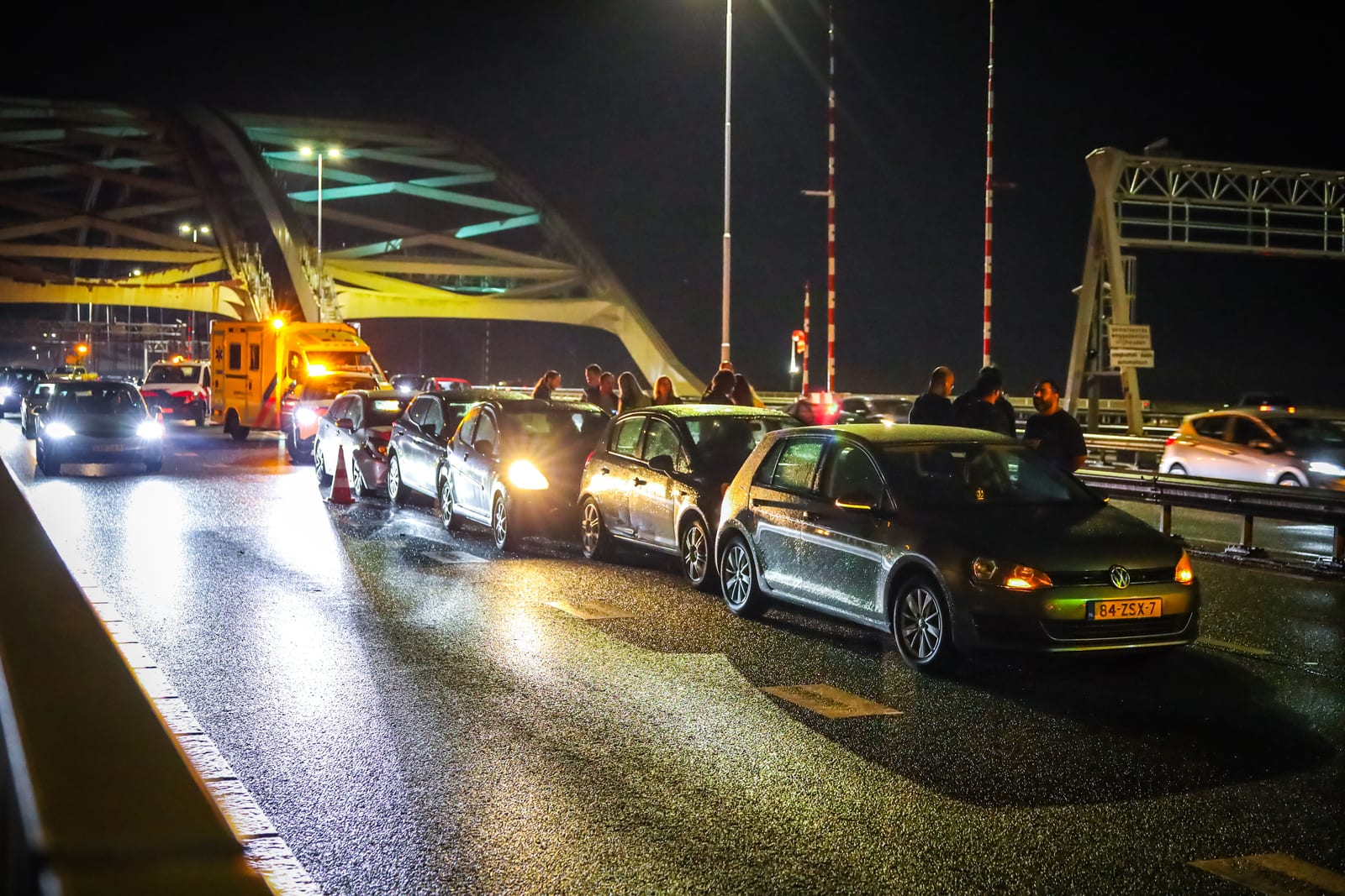 Kettingbotsing op Brienenoordbrug A16 in Rotterdam met vijf voertuigen – foto 2