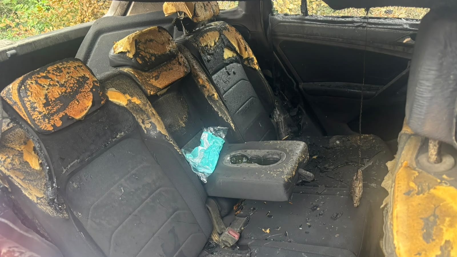 Ook van de achterbank is na de brand bijna niets meer over