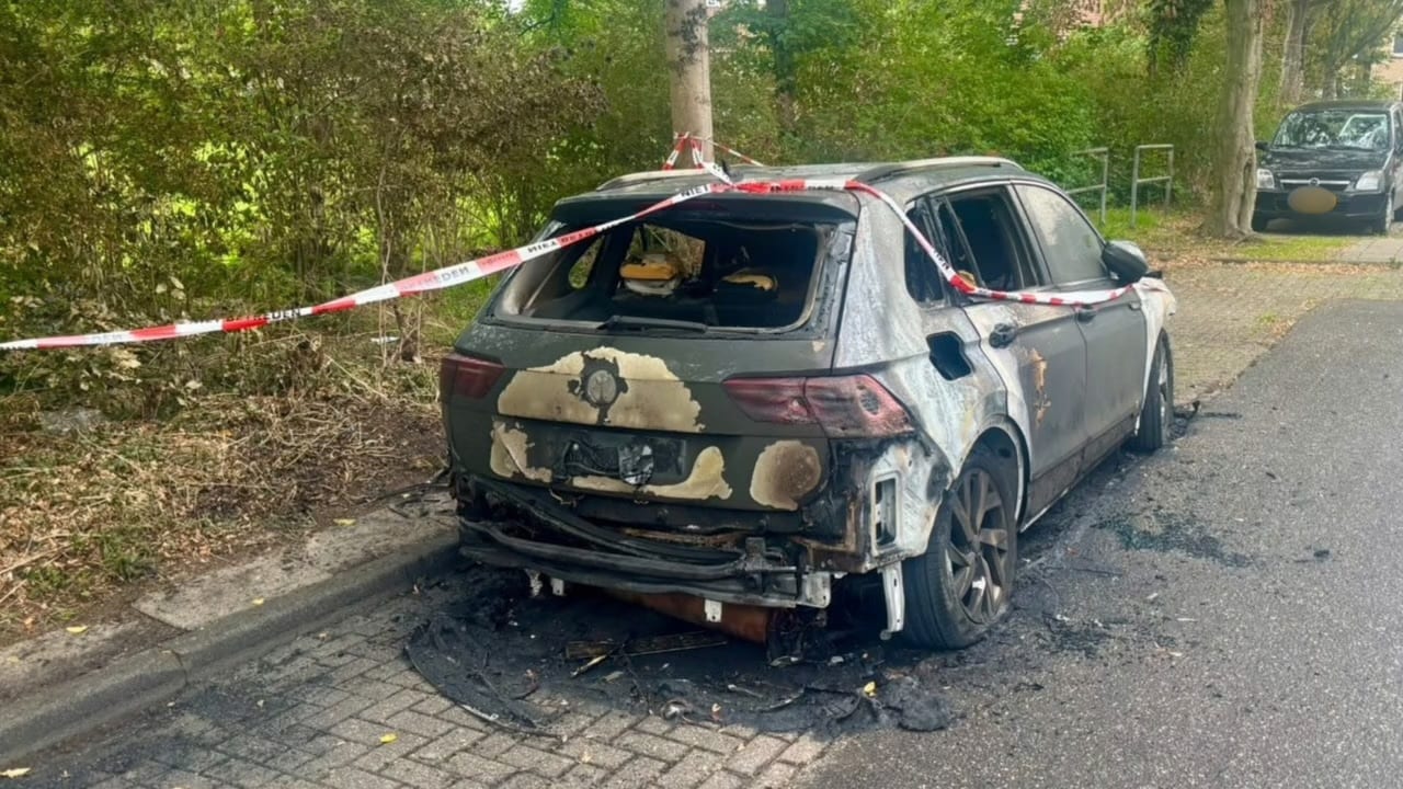 Een stilleven: de uitgebrande auto staat op maandagmiddag nog altijd op z'n plek