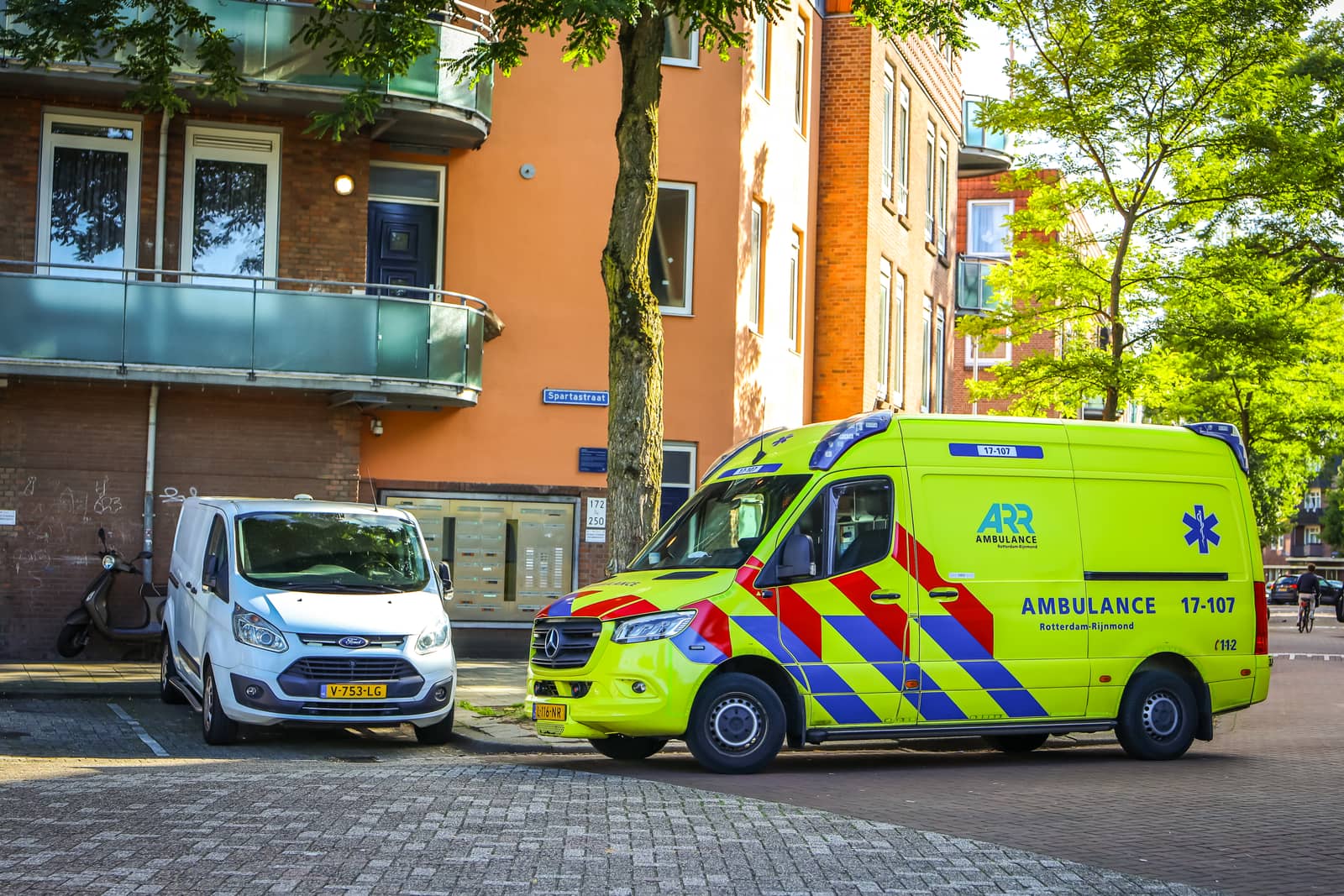 Man belt zelf hulpdiensten na steekwond van dagen eerder in Rotterdam – foto 12
