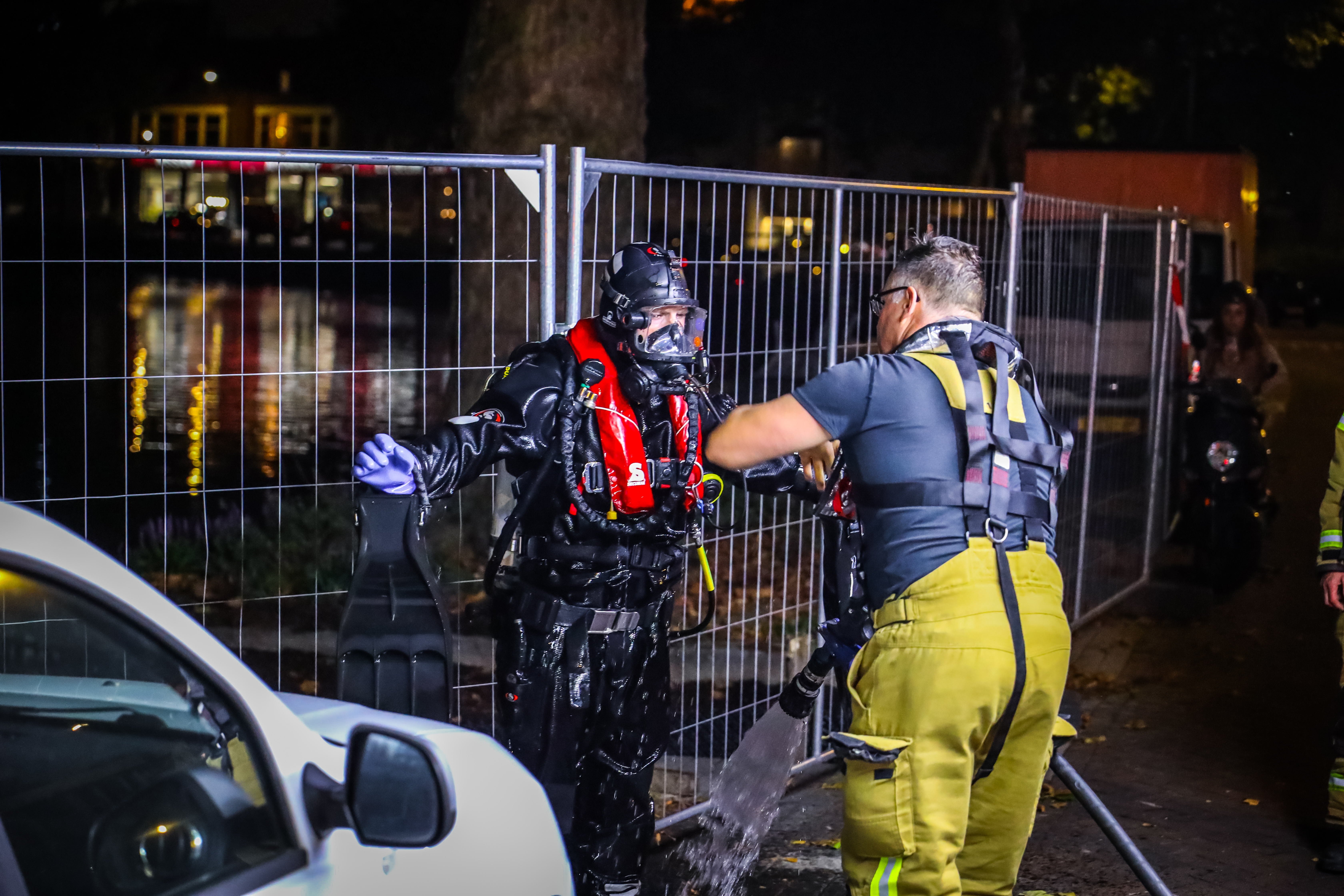 Auto vliegt met hoge snelheid het water in bij de Nieuwe Haven in Schiedam – foto 8