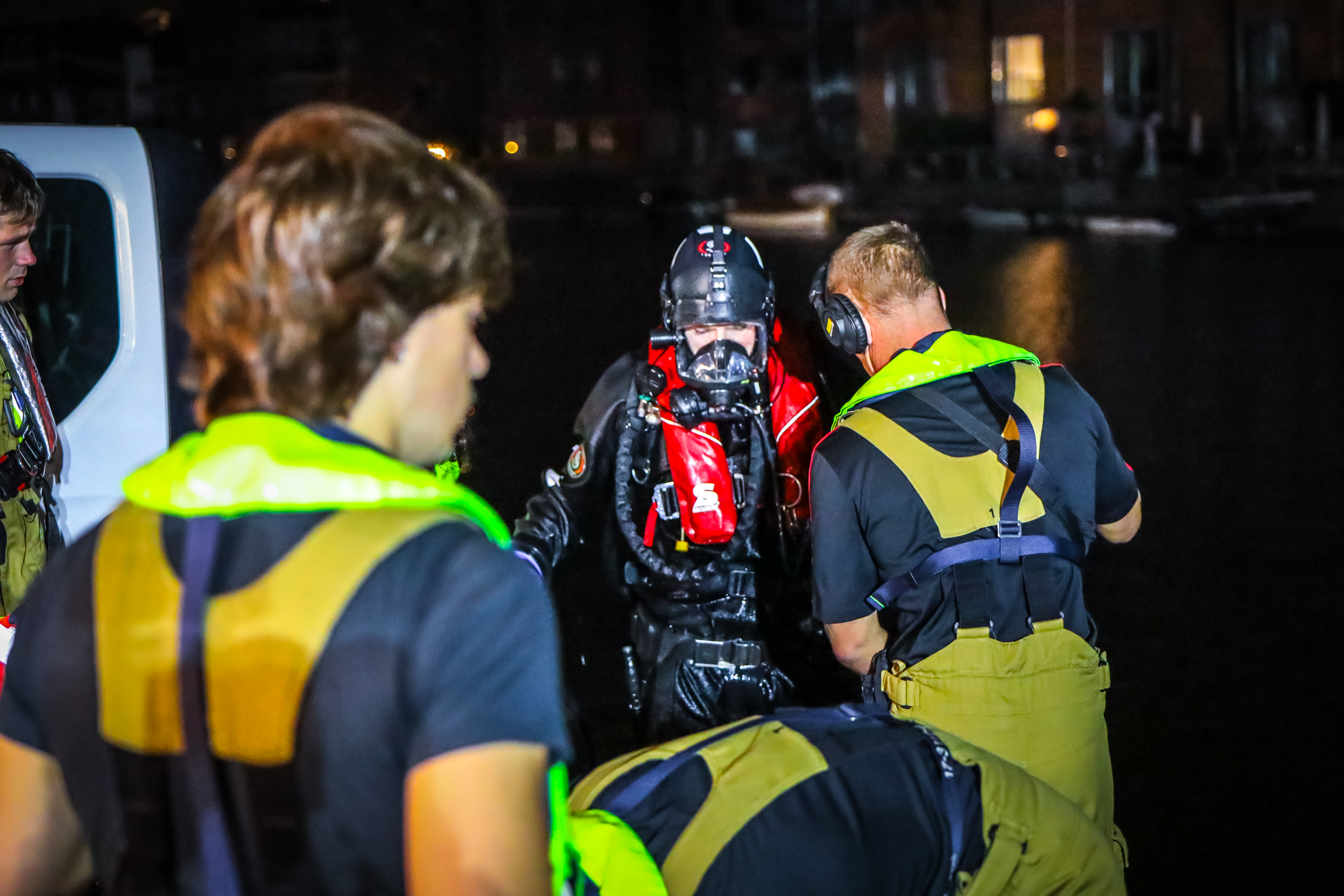 Auto vliegt met hoge snelheid het water in bij de Nieuwe Haven in Schiedam – foto 10
