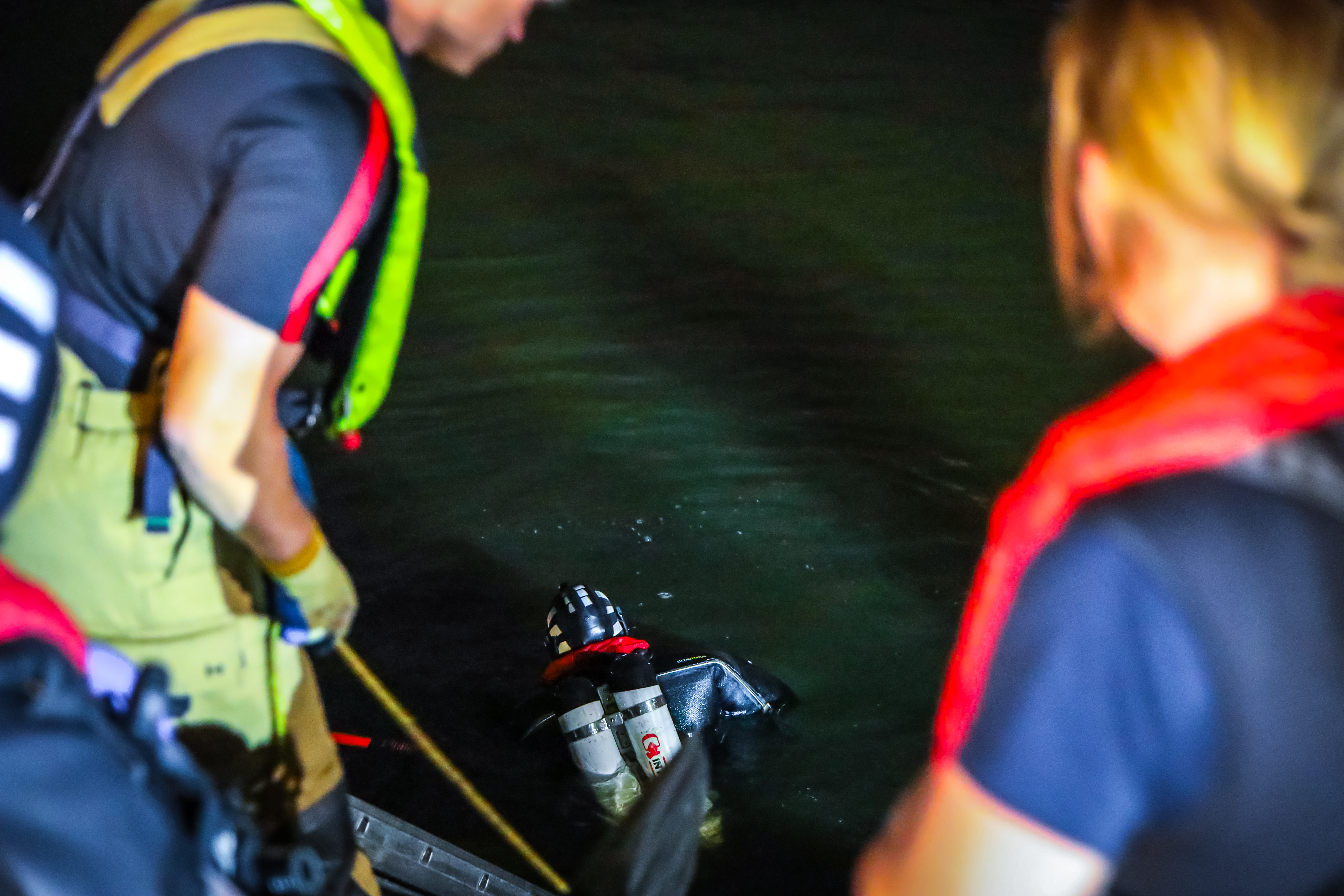 Auto vliegt met hoge snelheid het water in bij de Nieuwe Haven in Schiedam – foto 4