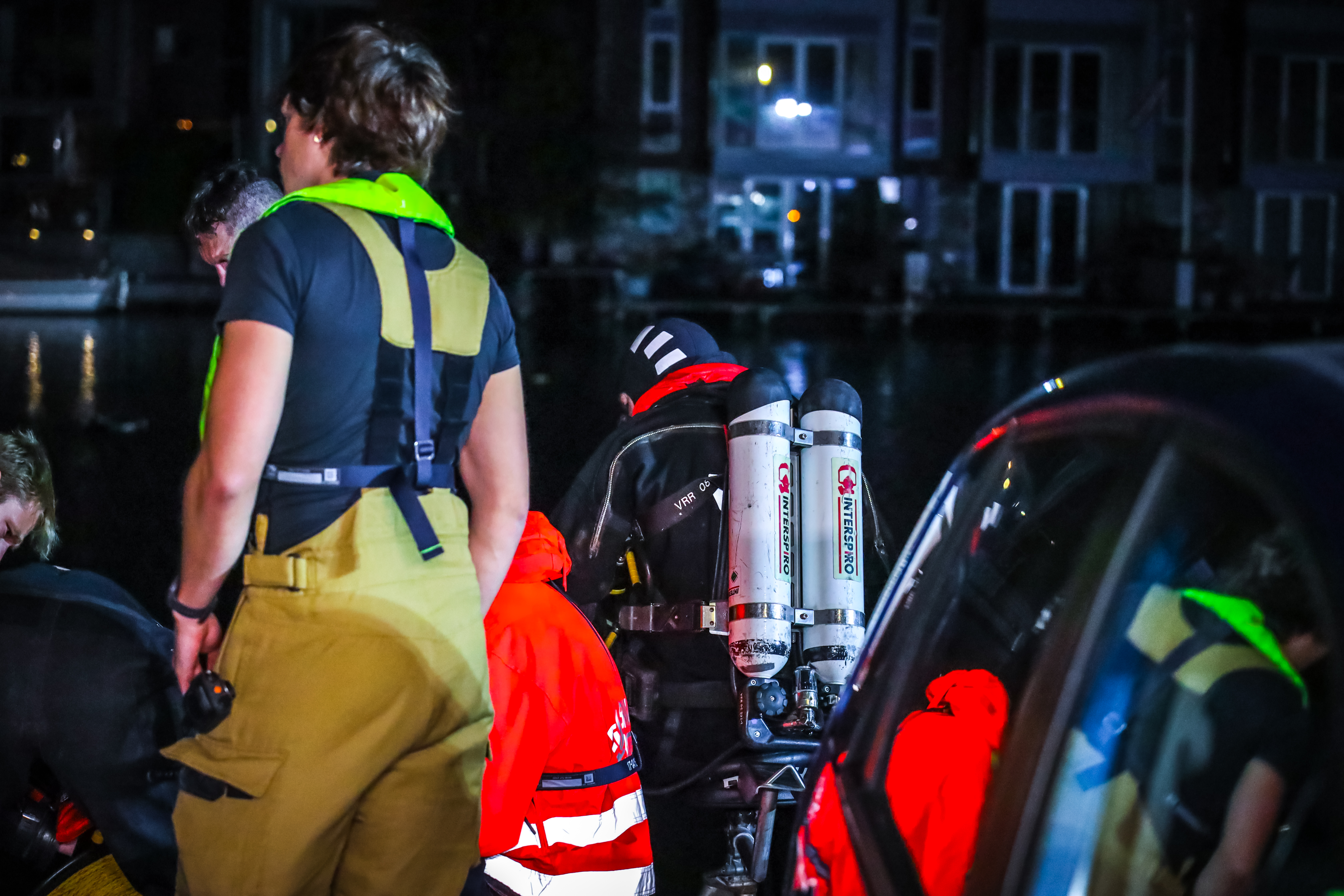 Auto vliegt met hoge snelheid het water in bij de Nieuwe Haven in Schiedam – foto 9