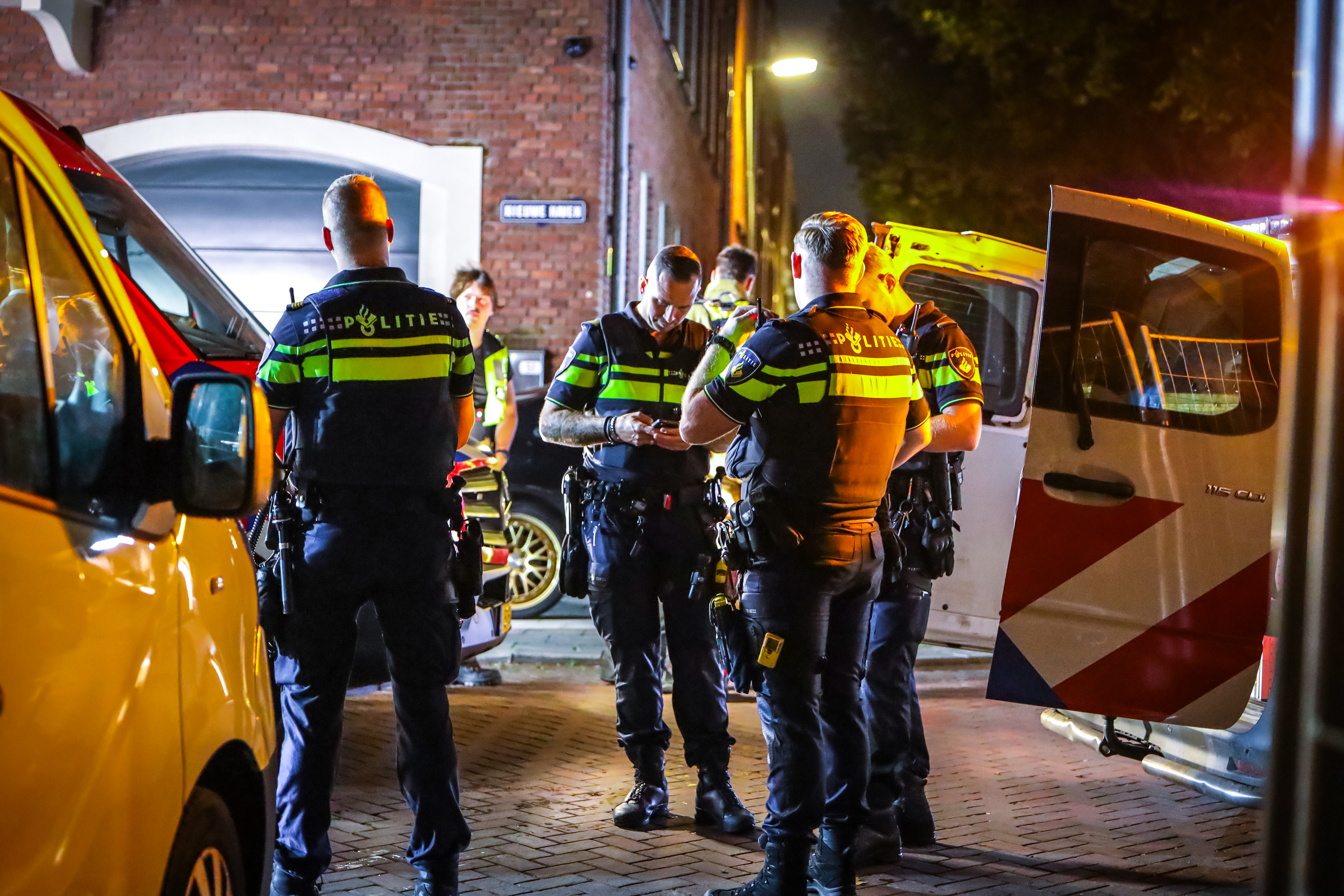 Auto vliegt met hoge snelheid het water in bij de Nieuwe Haven in Schiedam – foto 5