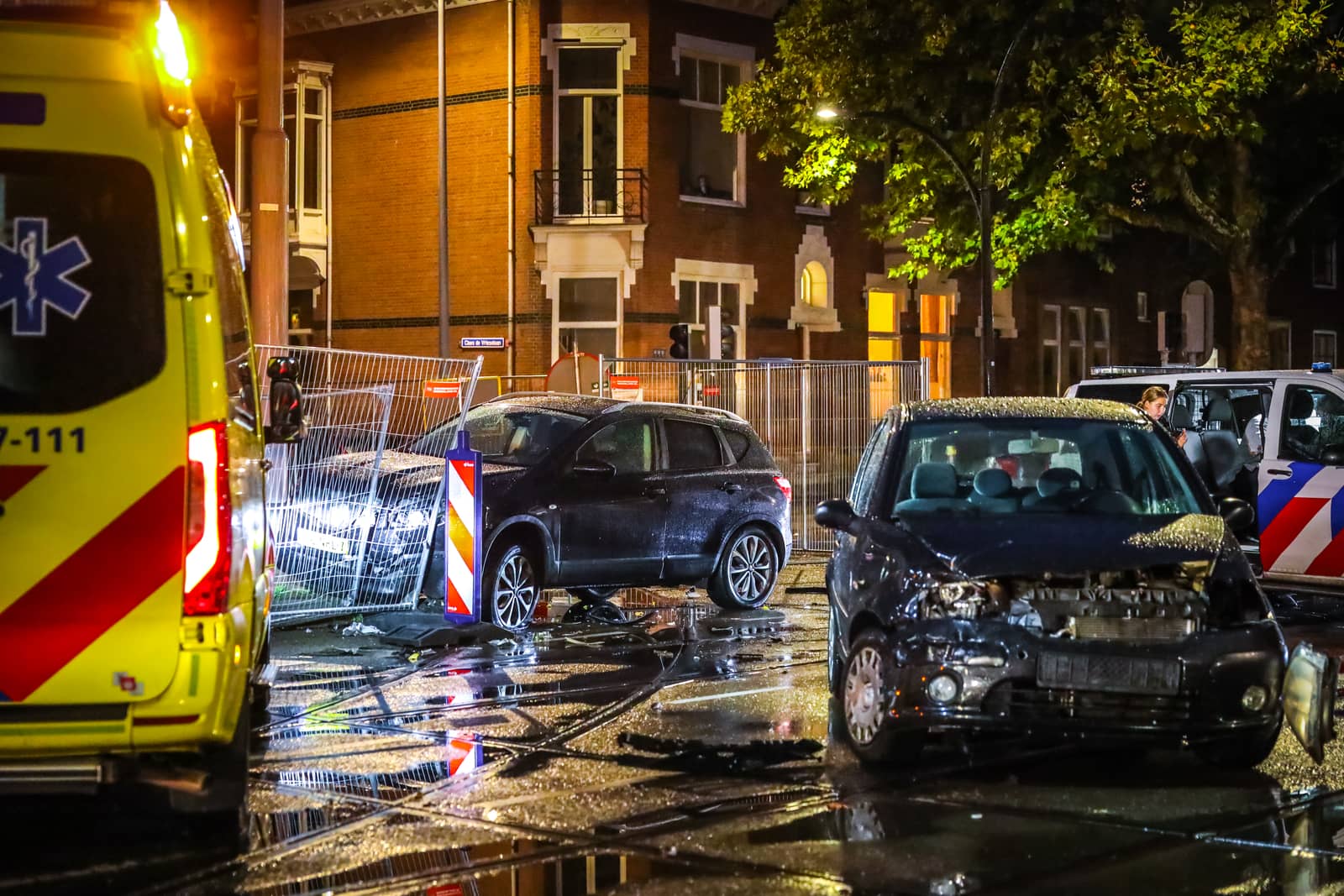Voertuig rijdt na ongeval in op werkzaamheden op Mathenesserlaan in Rotterdam