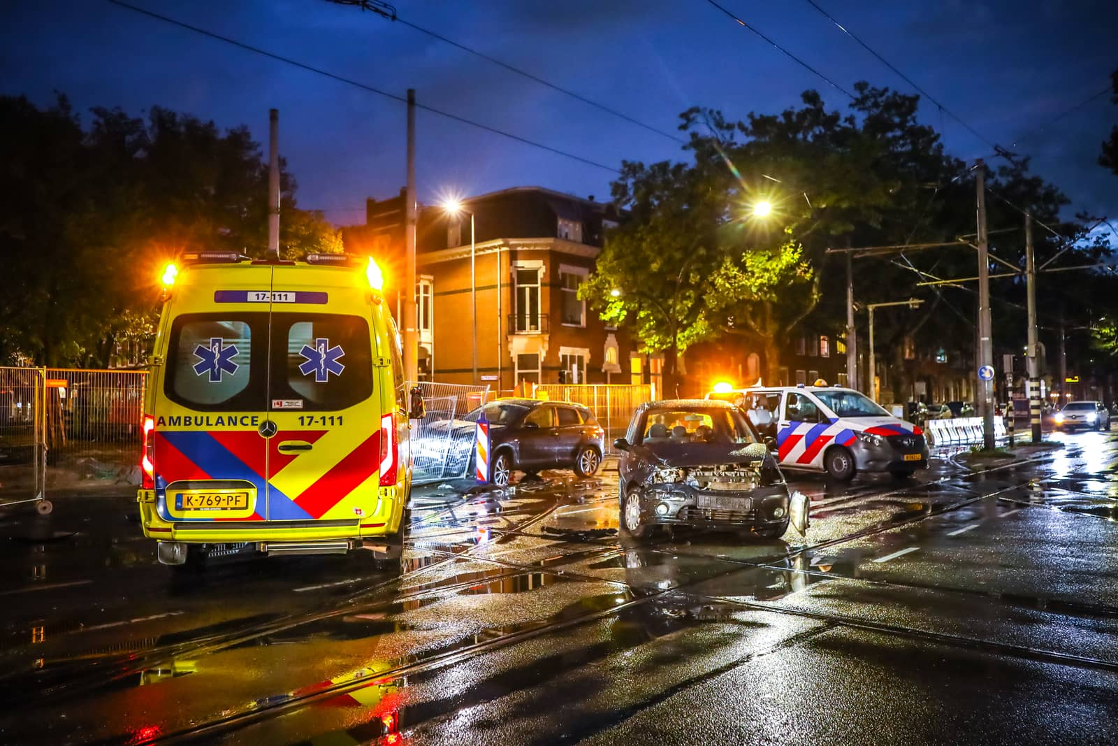 Voertuig rijdt na ongeval in op werkzaamheden op Mathenesserlaan in Rotterdam – foto 1