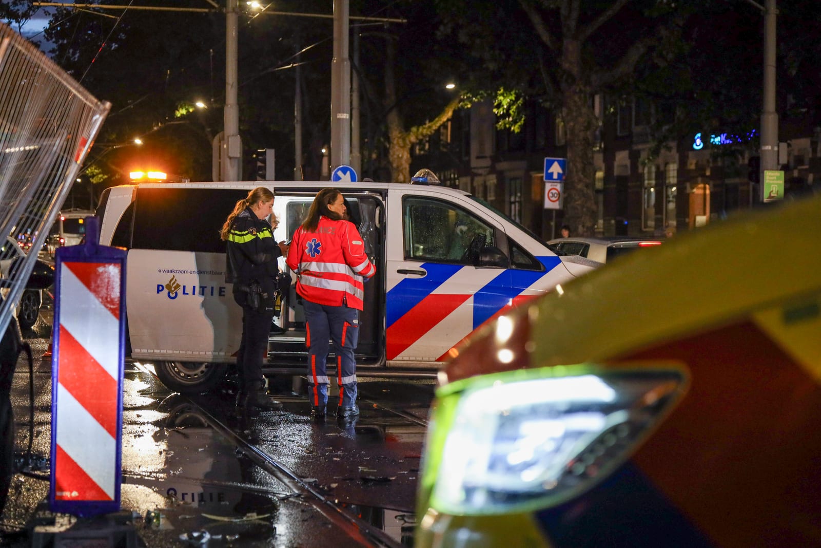 Voertuig rijdt na ongeval in op werkzaamheden op Mathenesserlaan in Rotterdam – foto 2