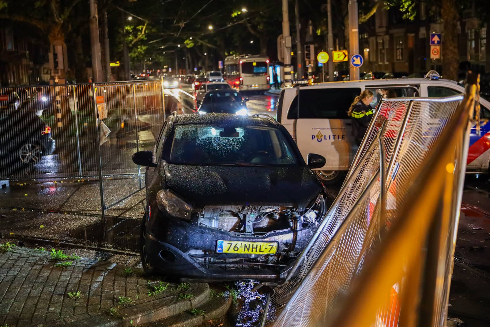 Voertuig rijdt na ongeval in op werkzaamheden op Mathenesserlaan in Rotterdam – foto 3
