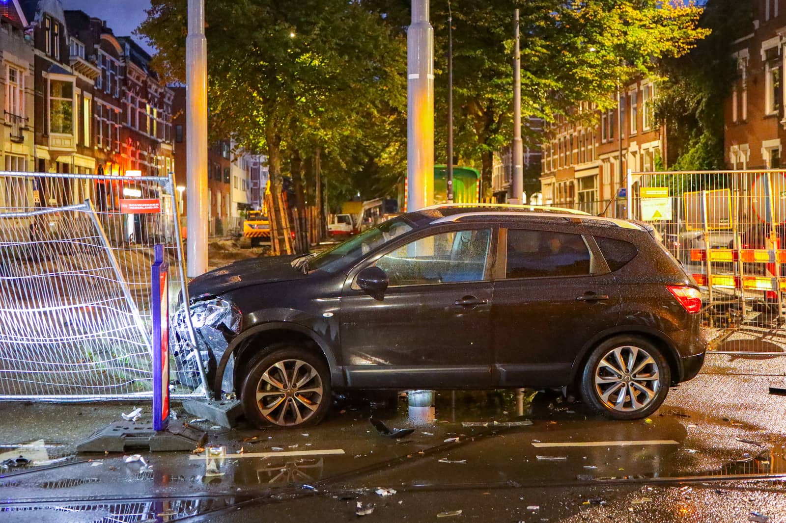 Voertuig rijdt na ongeval in op werkzaamheden op Mathenesserlaan in Rotterdam – foto 5