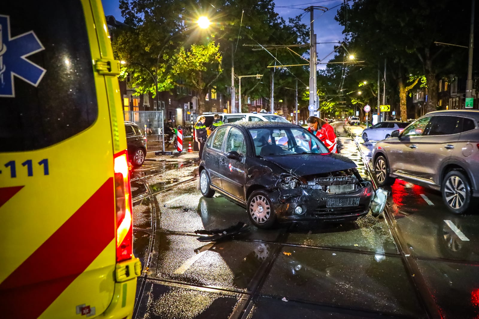Voertuig rijdt na ongeval in op werkzaamheden op Mathenesserlaan in Rotterdam – foto 4