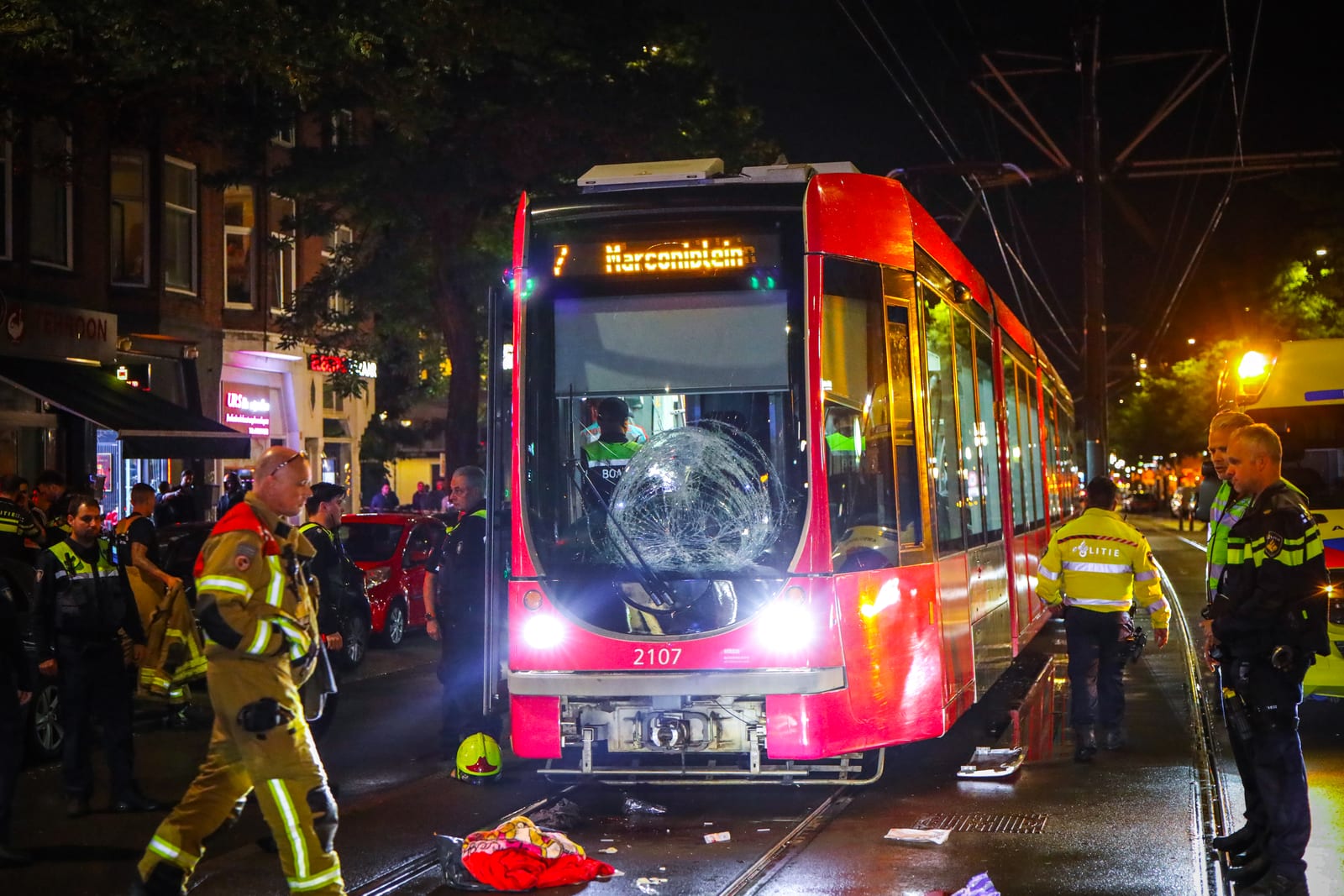 Twee voetgangers zwaargewond na aanrijding met tram op de 2e Middellandstraat in Rotterdam – foto 6