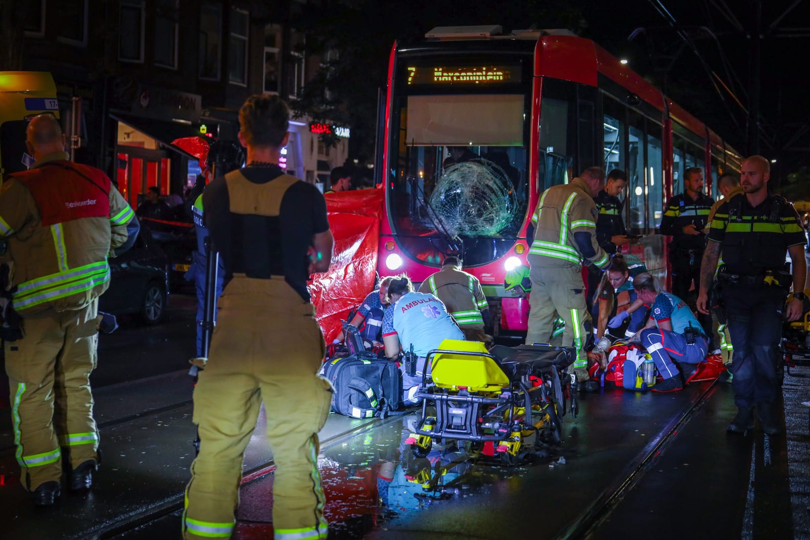 Twee voetgangers zwaargewond na aanrijding met tram op de 2e Middellandstraat in Rotterdam – foto 8