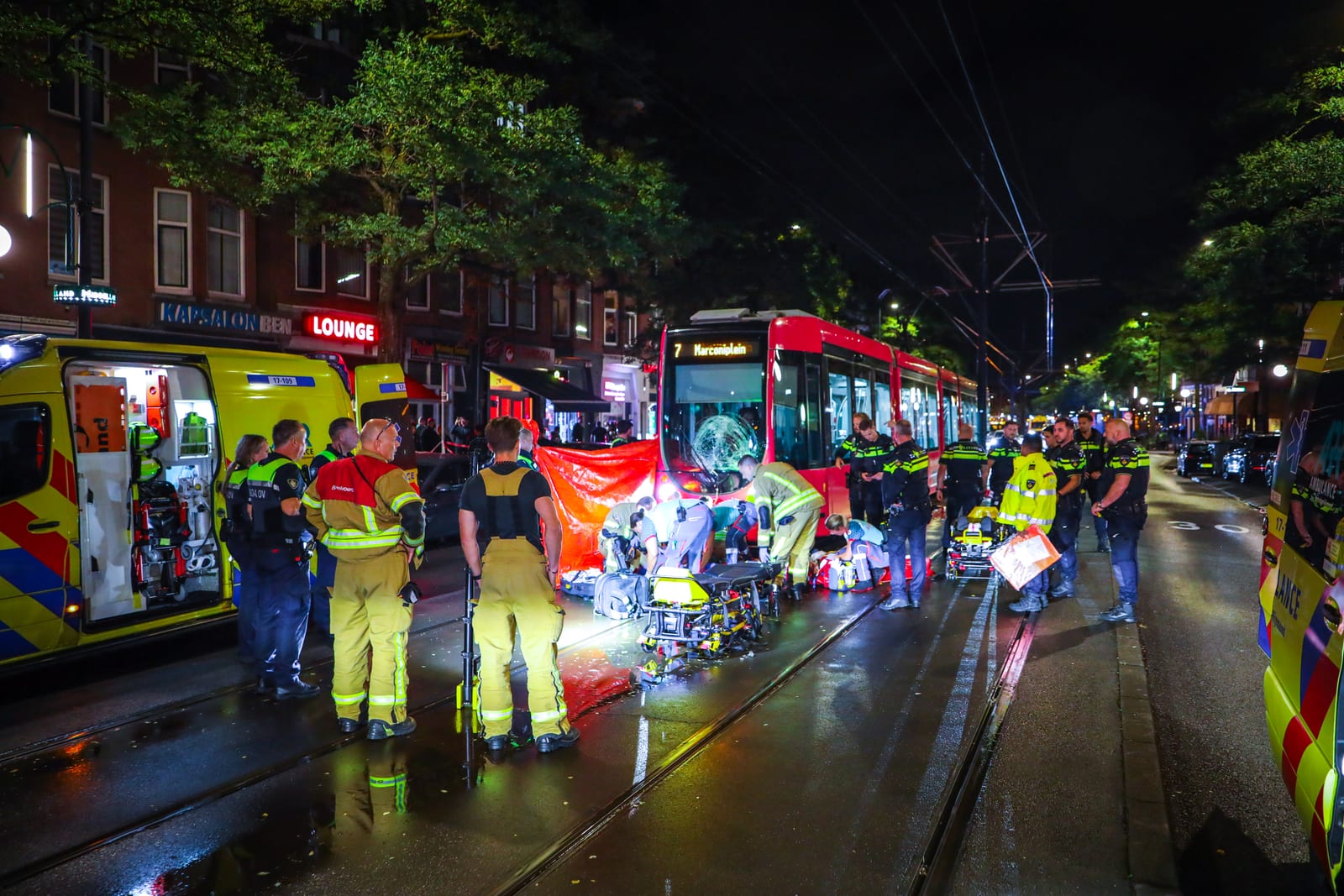 Twee voetgangers zwaargewond na aanrijding met tram op de 2e Middellandstraat in Rotterdam – foto 11