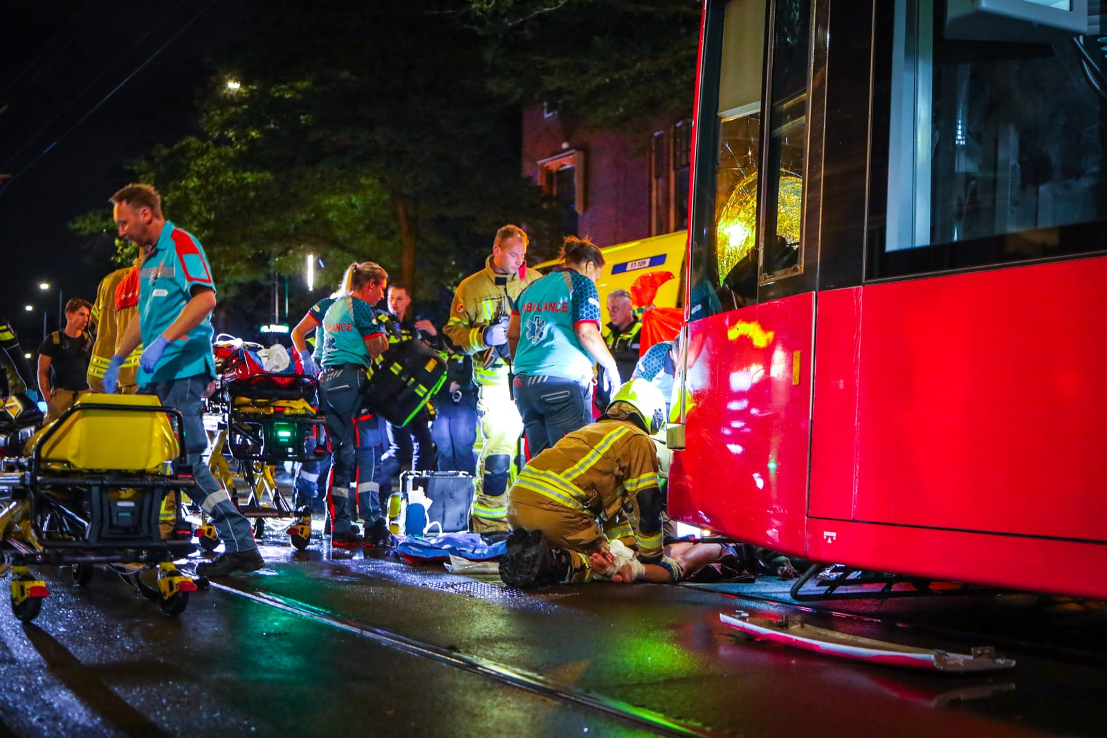 Twee voetgangers zwaargewond na aanrijding met tram op de 2e Middellandstraat in Rotterdam – foto 5