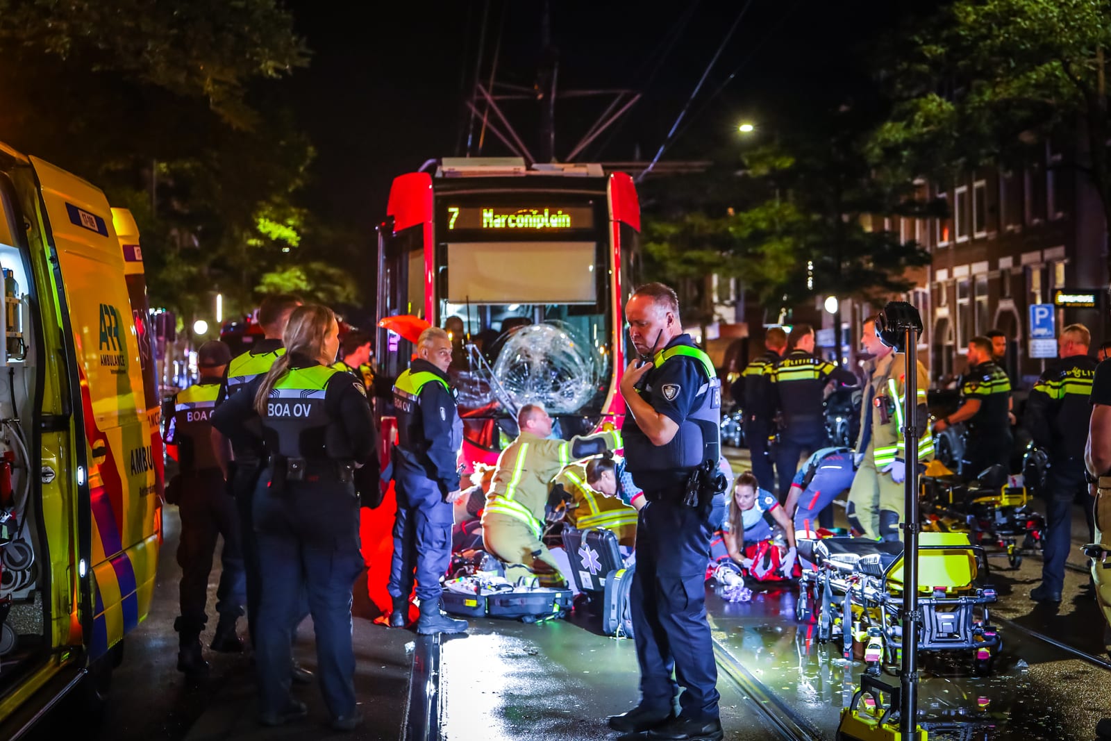 Twee voetgangers zwaargewond na aanrijding met tram op de 2e Middellandstraat in Rotterdam – foto 7