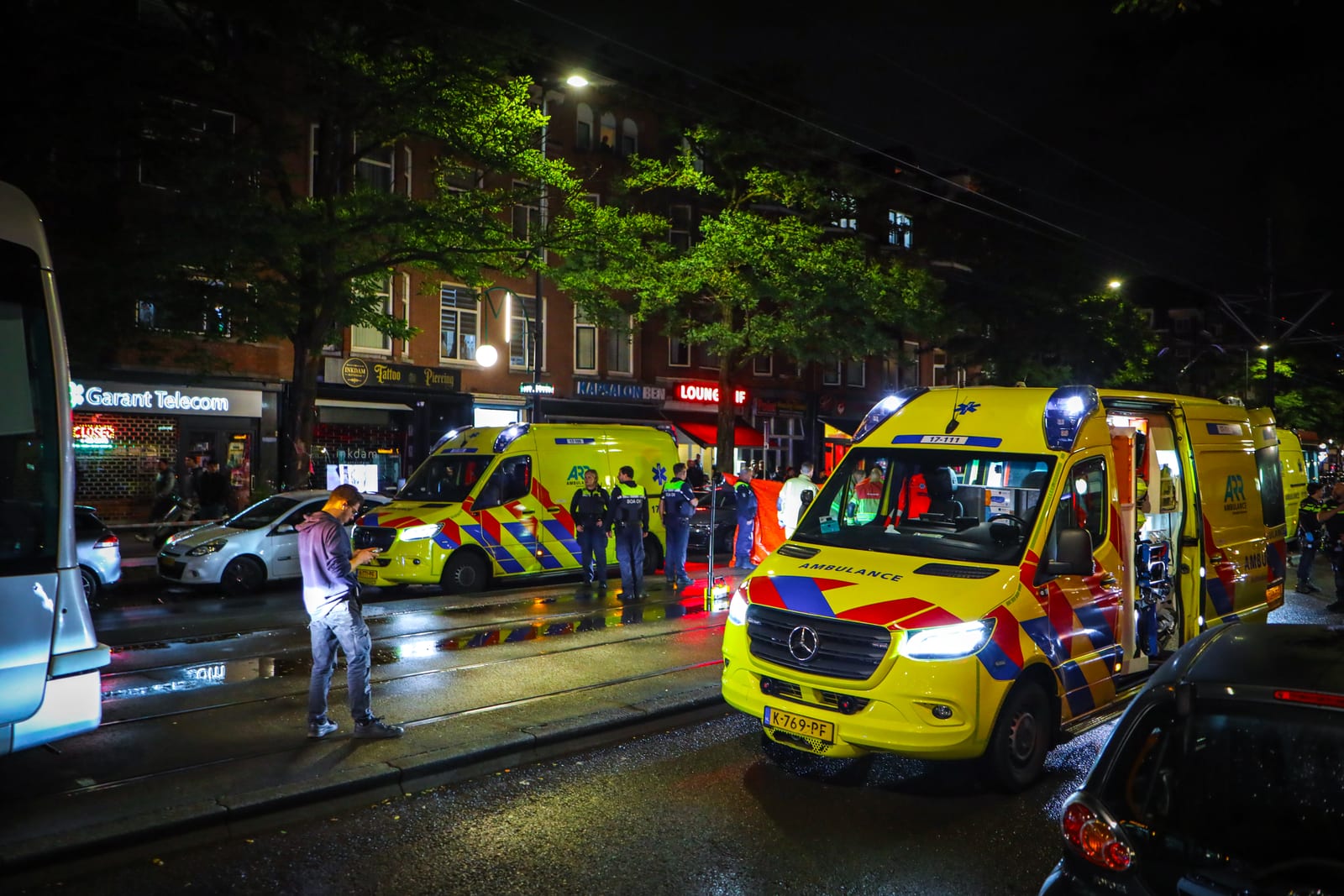Twee voetgangers zwaargewond na aanrijding met tram op de 2e Middellandstraat in Rotterdam – foto 9