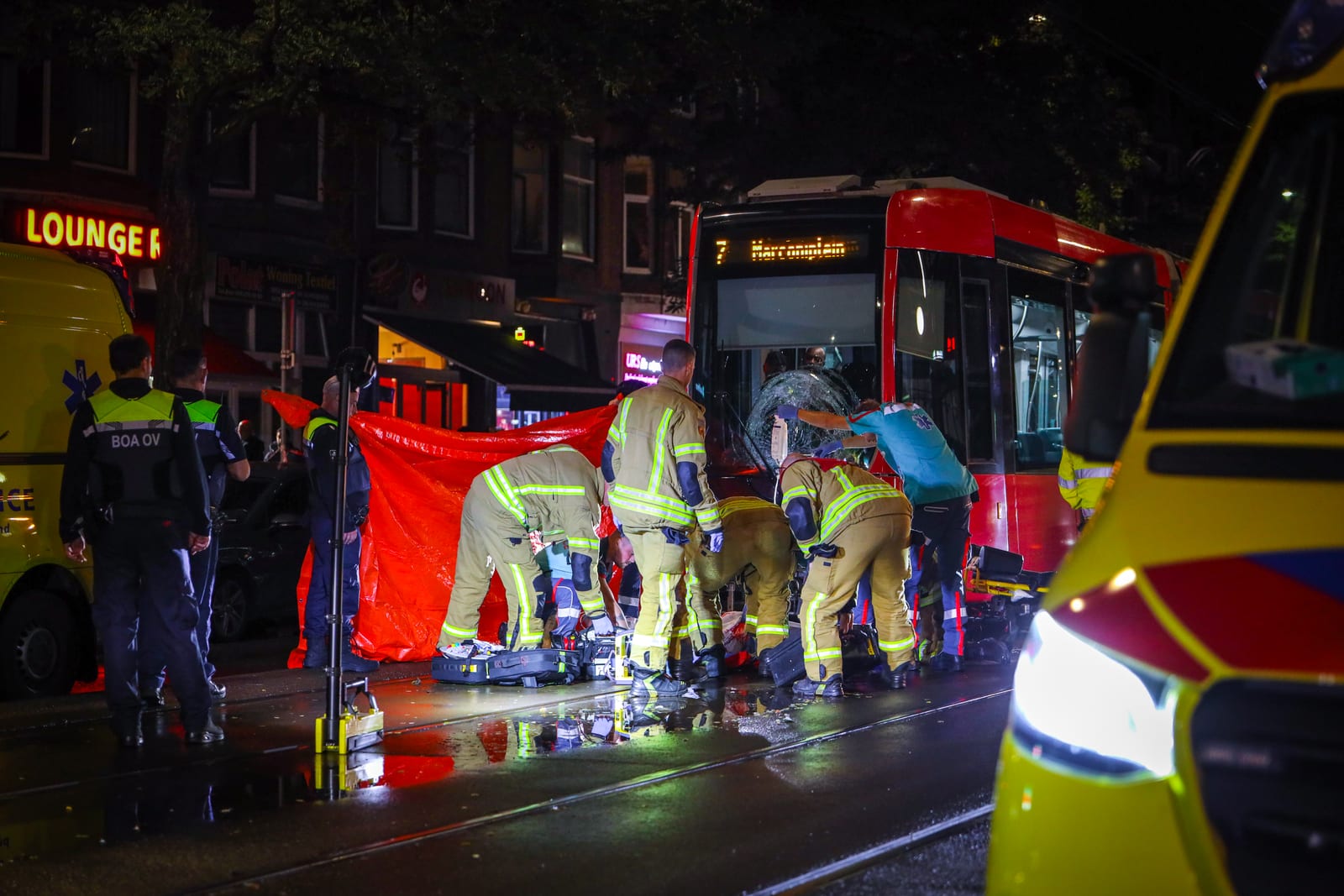 Twee voetgangers zwaargewond na aanrijding met tram op de 2e Middellandstraat in Rotterdam – foto 10