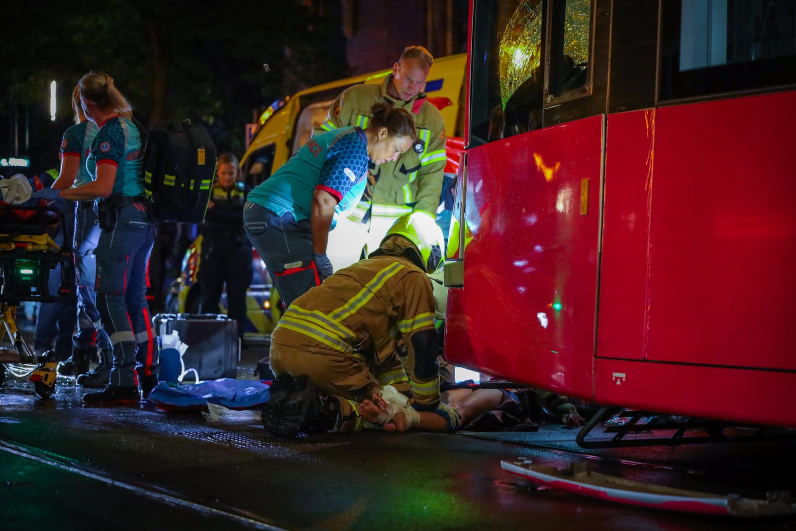 Twee voetgangers zwaargewond na aanrijding met tram op de 2e Middellandstraat in Rotterdam – foto 12