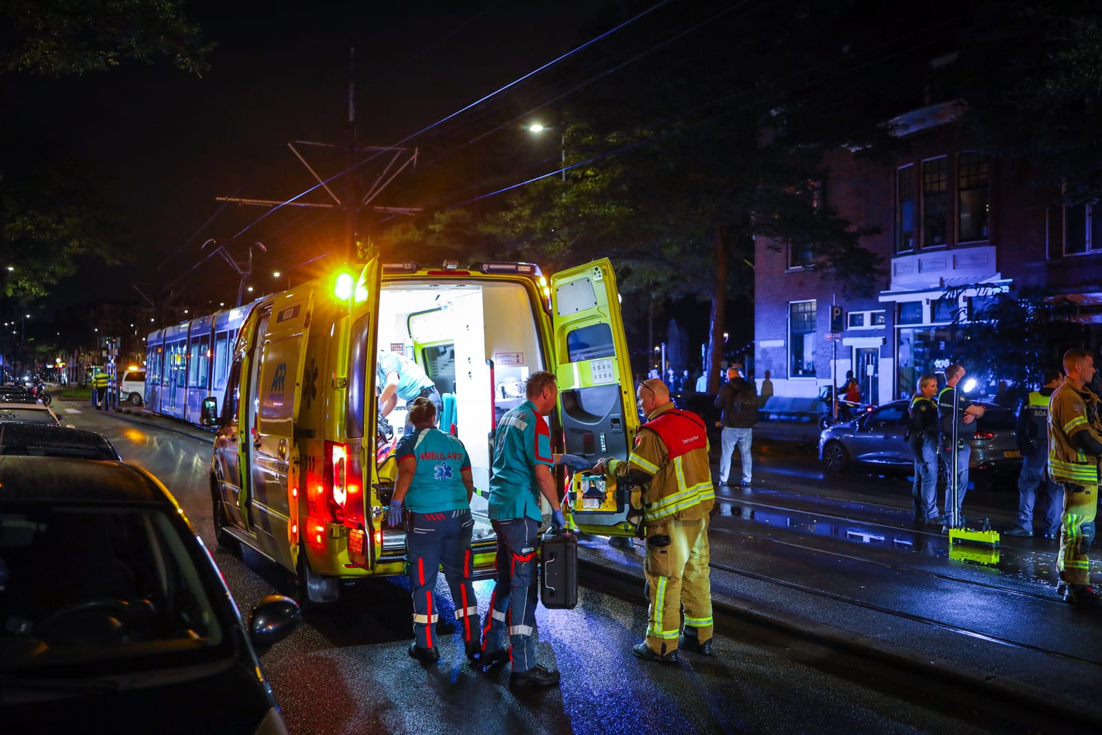 Twee voetgangers zwaargewond na aanrijding met tram op de 2e Middellandstraat in Rotterdam – foto 1