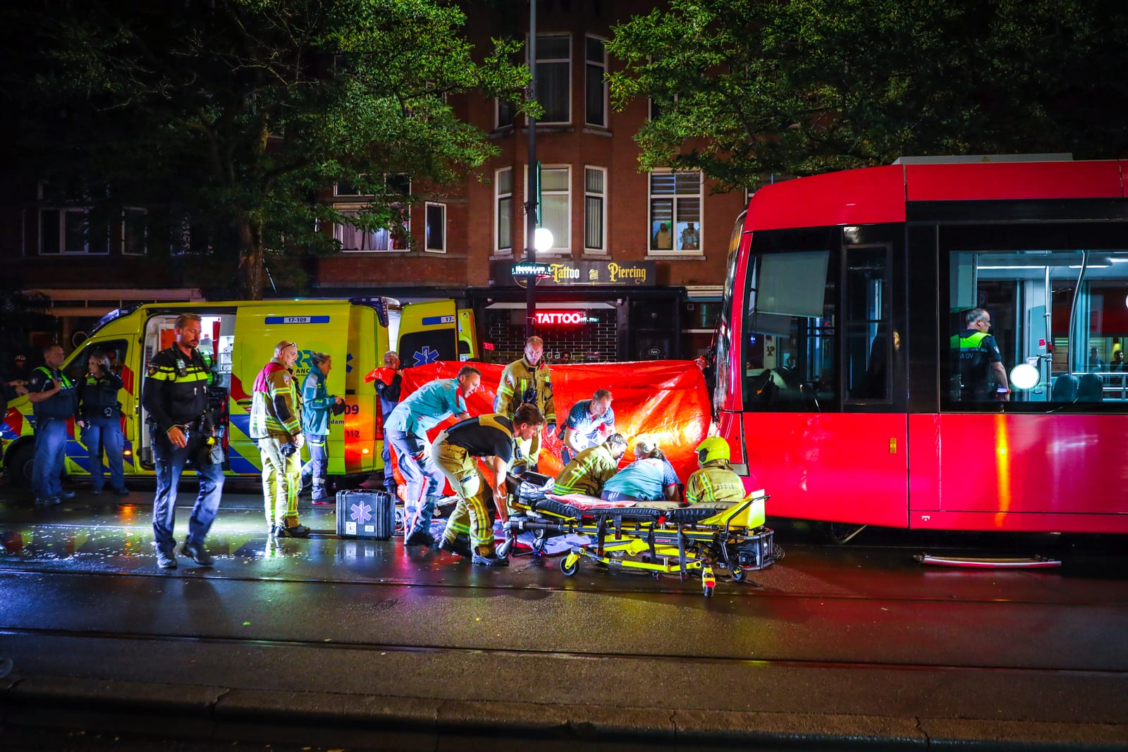 Twee voetgangers zwaargewond na aanrijding met tram op de 2e Middellandstraat in Rotterdam – foto 2