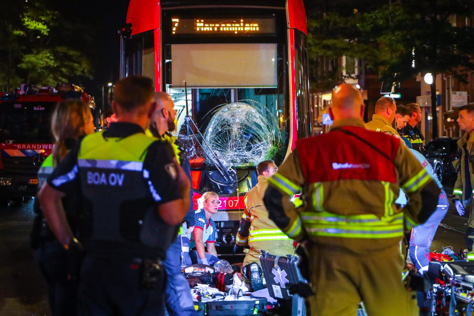 Twee voetgangers zwaargewond na aanrijding met tram op de 2e Middellandstraat in Rotterdam – foto 4