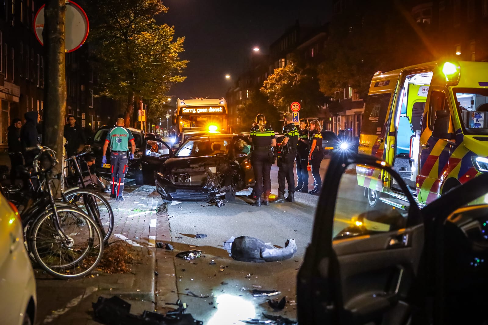Aanhouding bij frontaal ongeval op de Beukelsweg in Rotterdam – foto 2