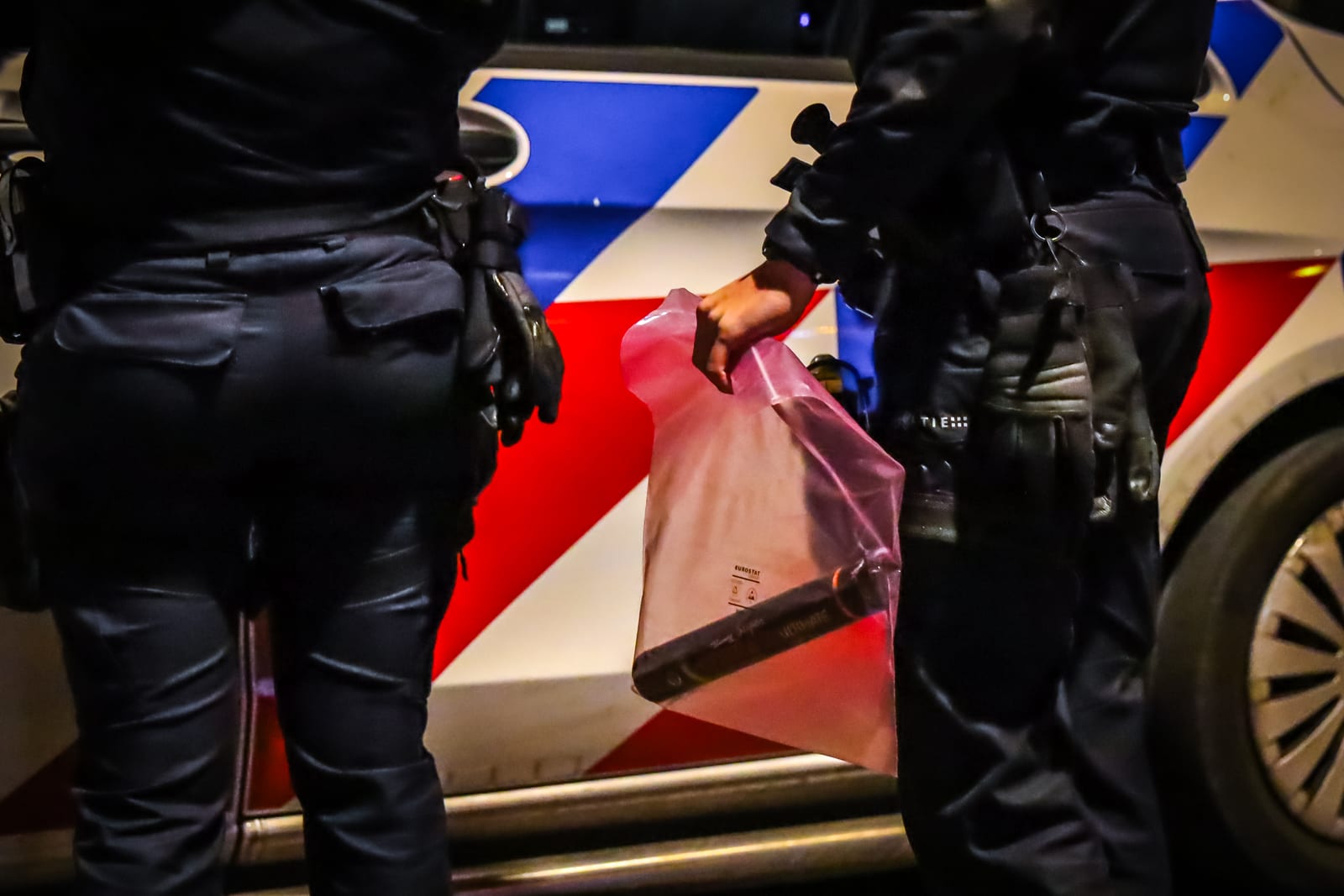 De politie stelt een aangetroffen voorwerp veilig na de explosie bij de kapperszaak aan de Westhavenkade.