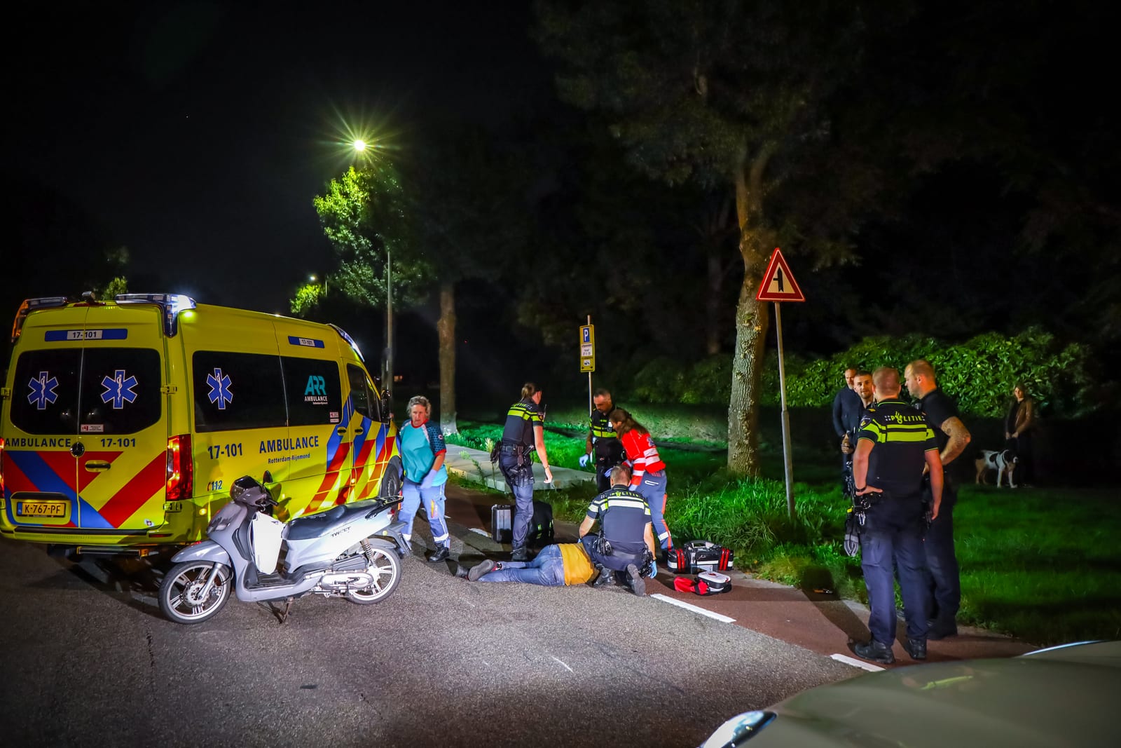 Scooterrijder zwaargewond na val bij wegversmalling op Ary Prinslaan in Schiedam – foto 1