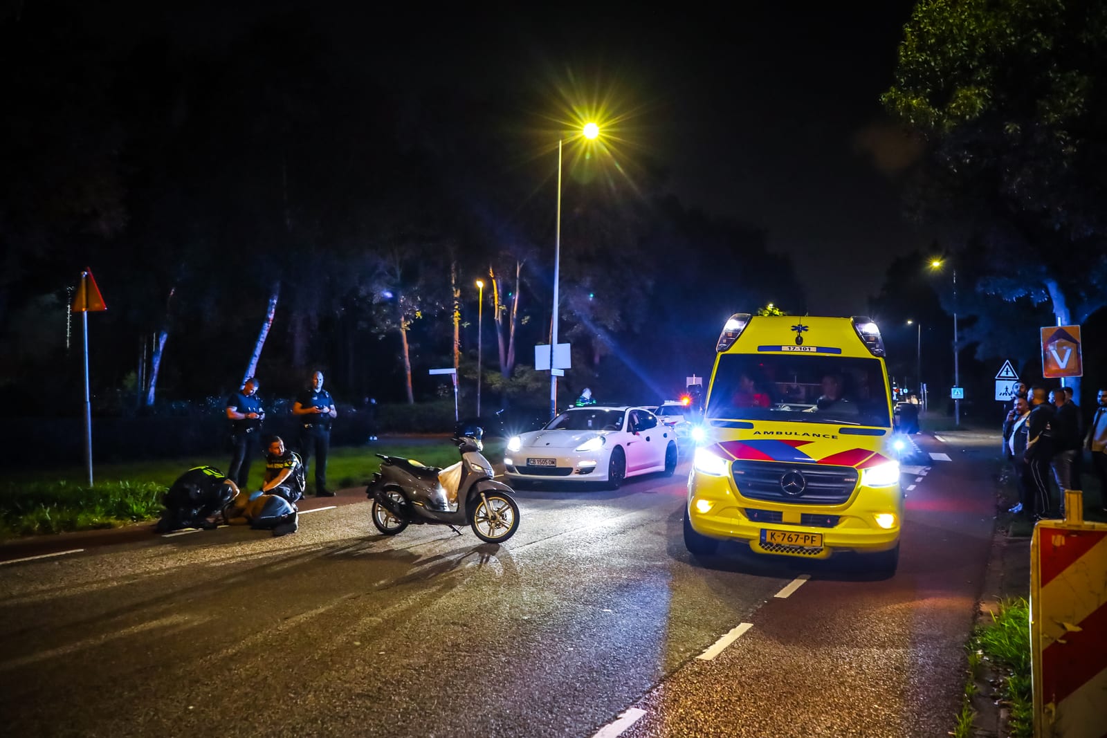 Scooterrijder zwaargewond na val bij wegversmalling op Ary Prinslaan in Schiedam – foto 6