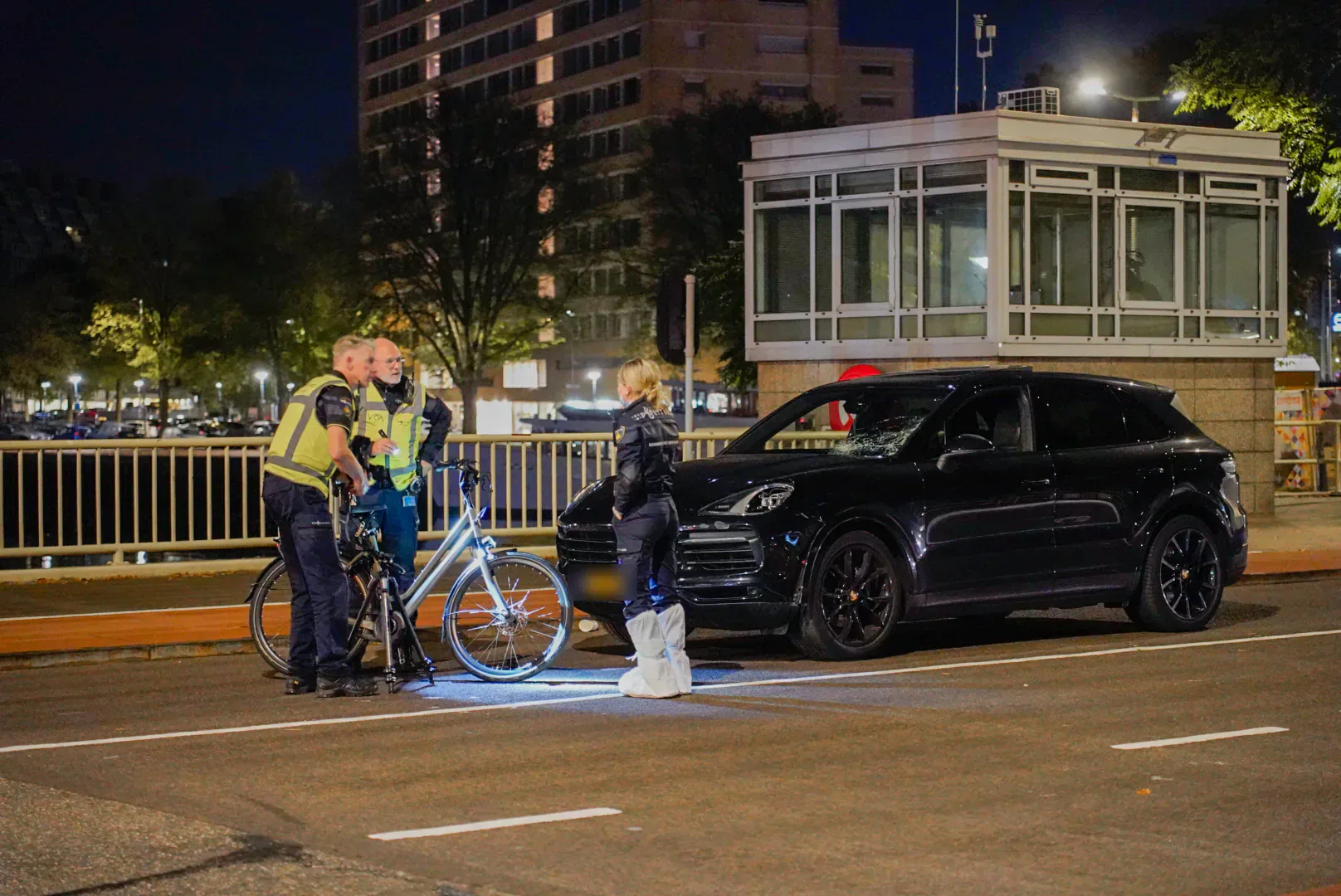 Dodelijk verkeersongeval in Rotterdam: fietser (40) ter plekke overleden, automobilist aangehouden – foto 10