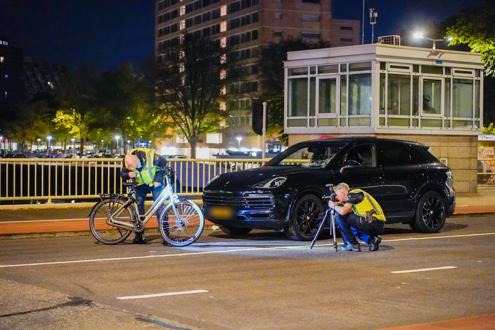 Dodelijk verkeersongeval in Rotterdam: fietser (40) ter plekke overleden, automobilist aangehouden – foto 8