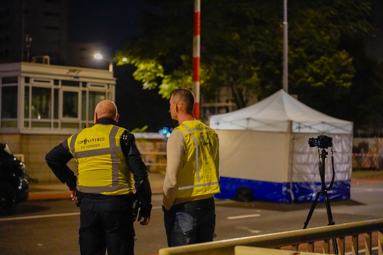 Dodelijk verkeersongeval in Rotterdam: fietser (40) ter plekke overleden, automobilist aangehouden – foto 7