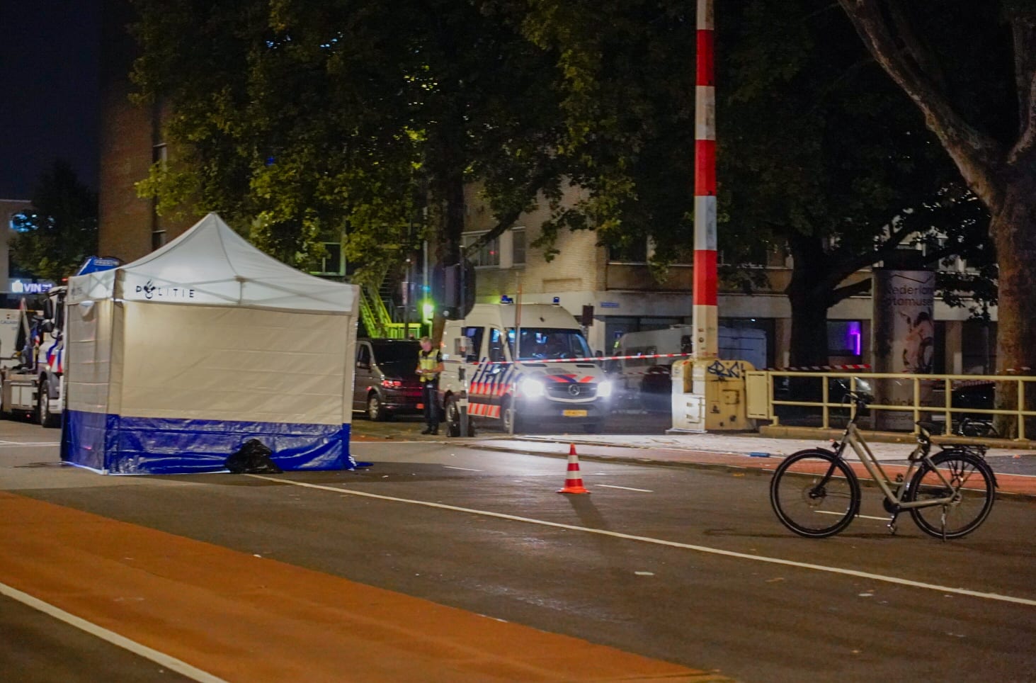 Dodelijk verkeersongeval in Rotterdam: fietser (40) ter plekke overleden, automobilist aangehouden – foto 5